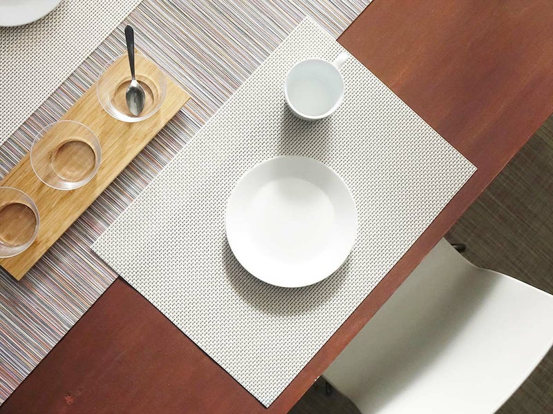 茶色のテーブルに合わせた平織りの白のチルウィッチのランチョンマット