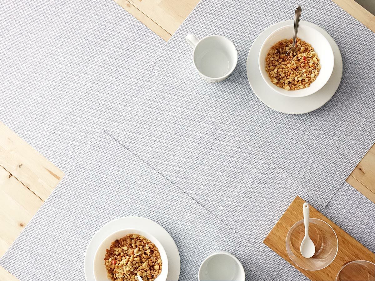 のテーブルに合わせた平織りのスカイブルーのテーブルランナーとランチョンマット