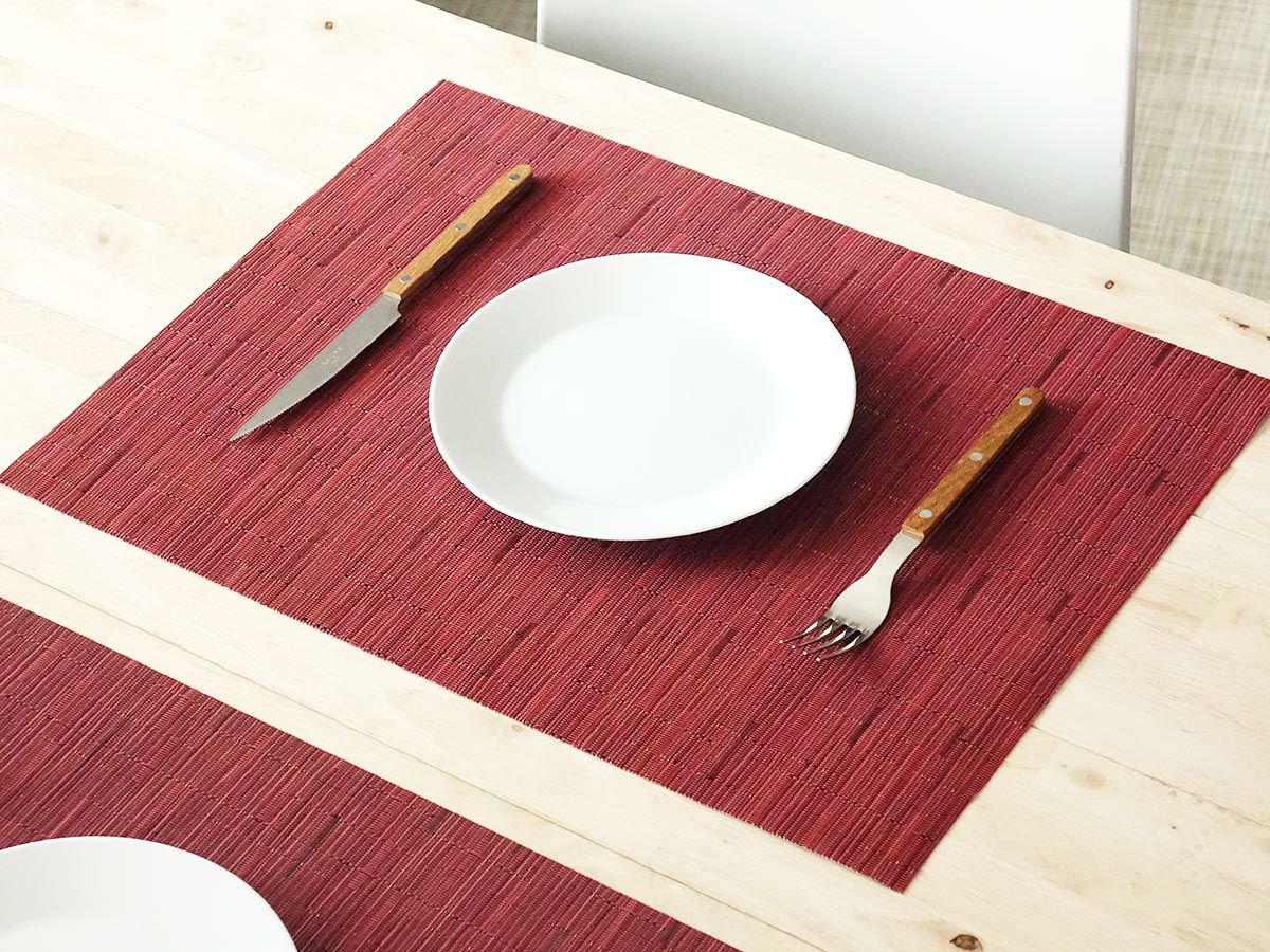 チルウィッチ・バンブーのクランベリー色のランチョンマット　