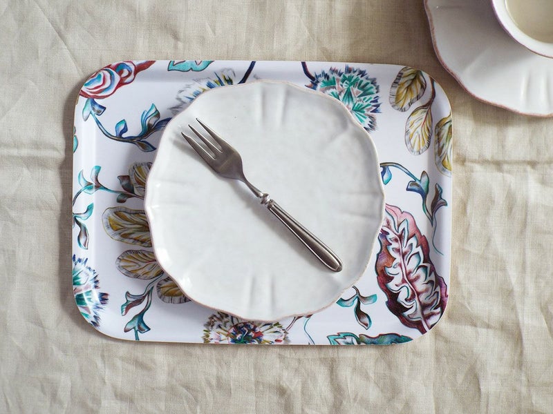 黄色と緑の花と草木のスウェーデンの木製トレー