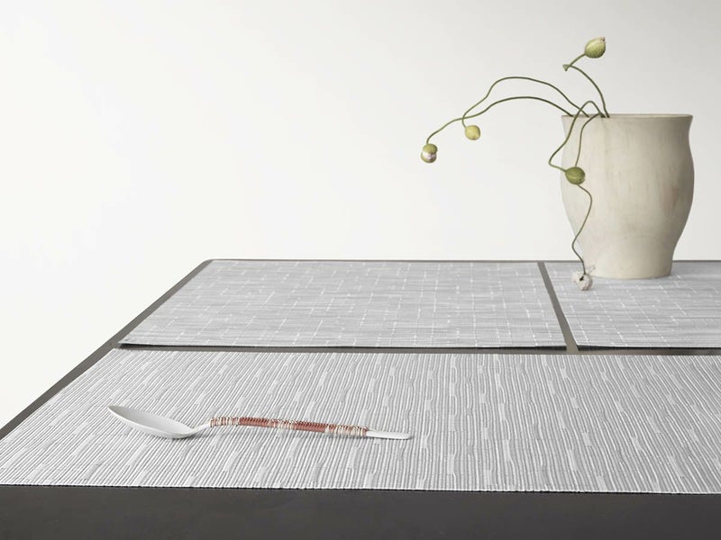 竹の節のようなストライプで透明感のあるシルバーのランチョンマット