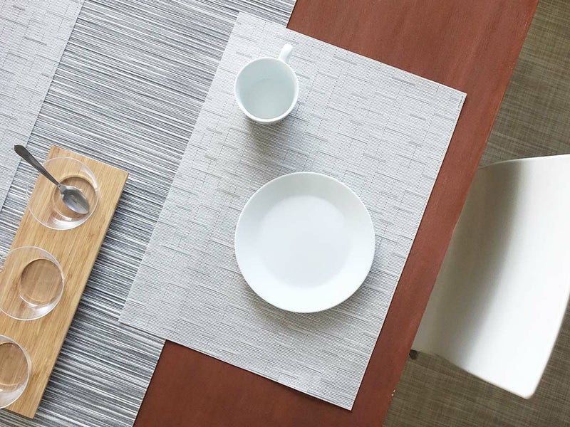 茶色のテーブルに合わせた竹の節のようなストライプで透明感のあるシルバーのランチョンマットとグレイのテーブルランナー