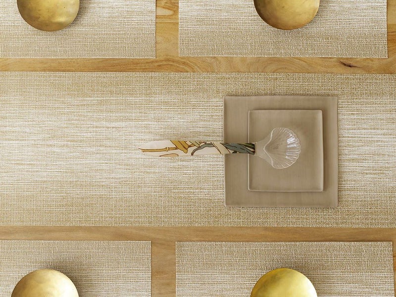 オークのテーブルに合わせたホワイトとゴールドのグラデーションのテーブルランナーとランチョンマット