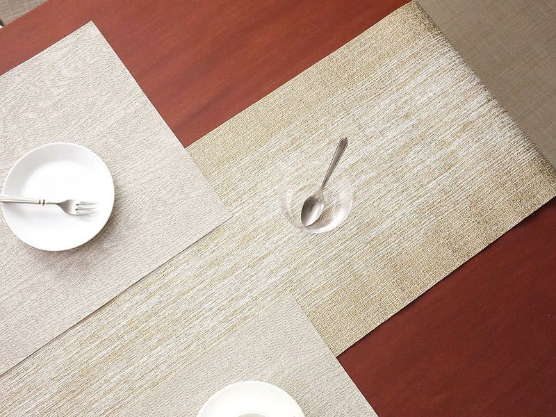茶色のテーブルに合わせたホワイトとゴールドのグラデーションのテーブルランナーとベージュのランチョンマット