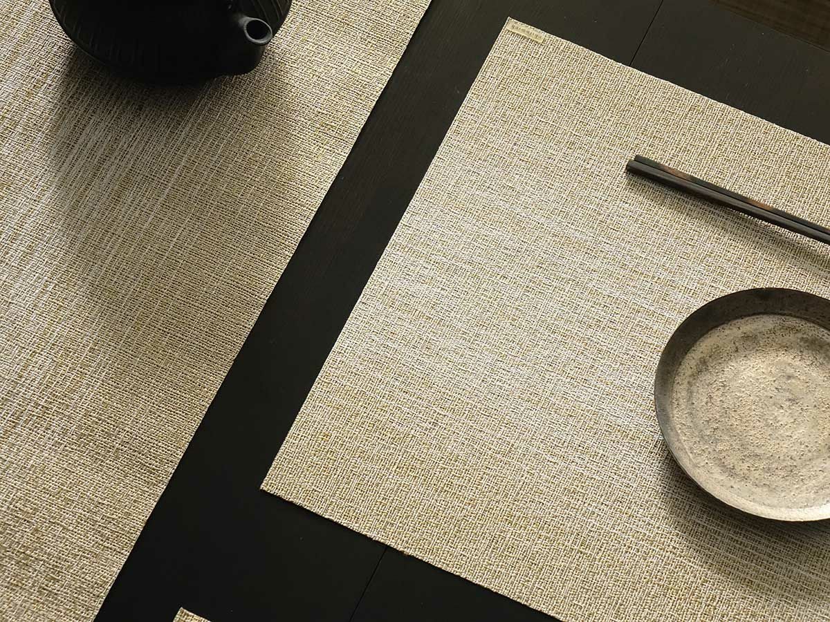  黒色のテーブルに合わせたホワイトとゴールドのグラデーションのテーブルランナーとゴールドのランチョンマット