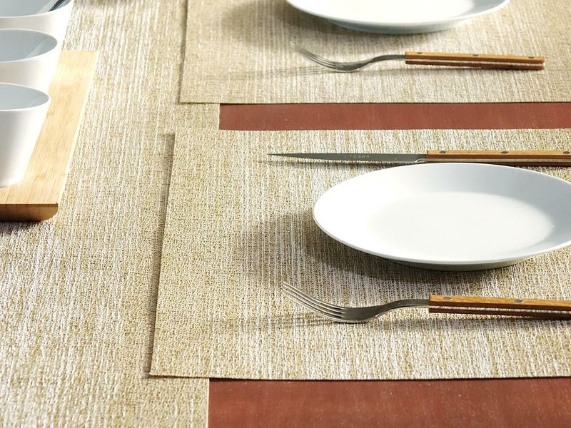 黒色のテーブルに合わせたホワイトとゴールドのグラデーションのテーブルランナーとゴールドのランチョンマット