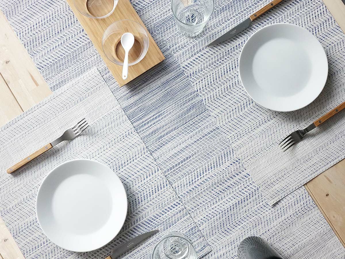 茶色のテーブルに合わせた波模様のブルーのテーブルランナーとランチョンマット