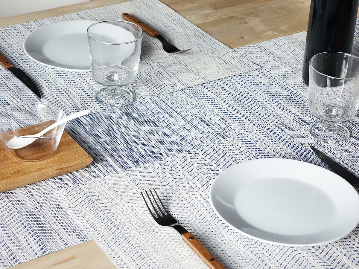 茶色のテーブルに合わせた波模様のブルーのテーブルランナーとランチョンマット