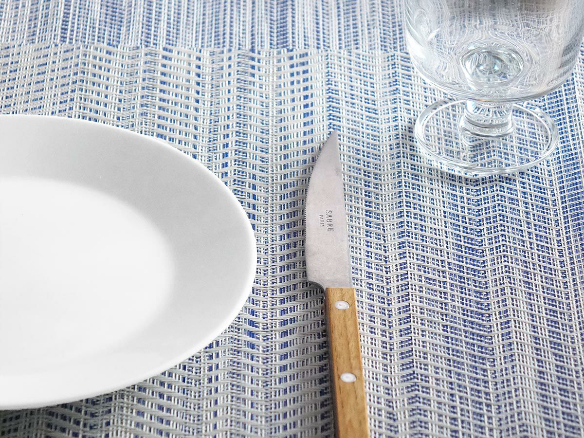 波模様のブルーのテーブルランナー