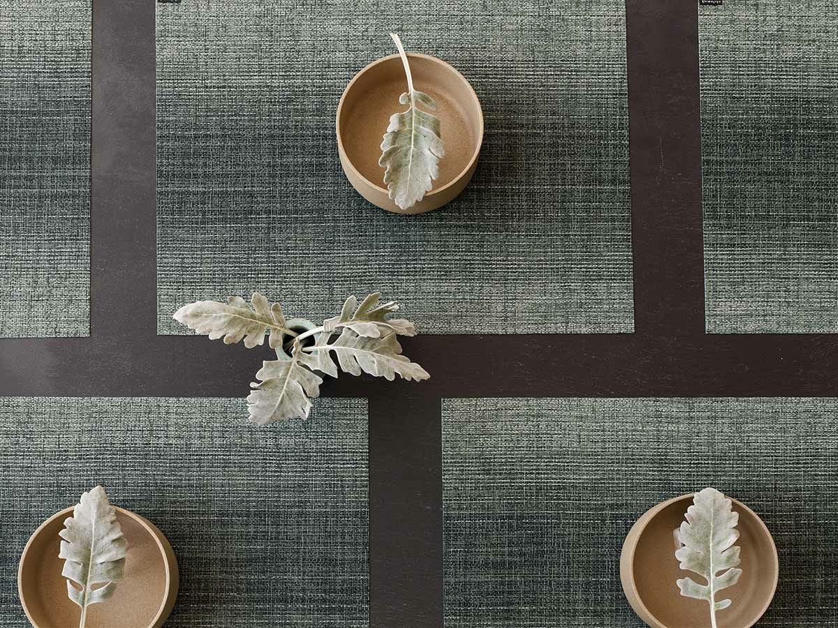 黒色のテーブルに合わせたグリーンの濃淡の絣のグラデーションのランチョンマットとテーブルランナー