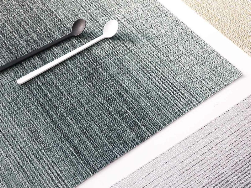 グリーンの濃淡の絣のグラデーションのランチョンマット