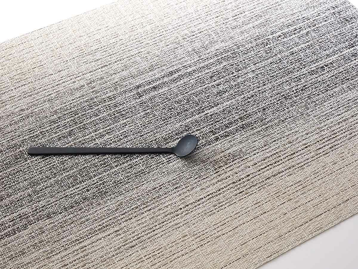 アイボリーとチャコールグレイの絣のグラデーションのランチョンマット