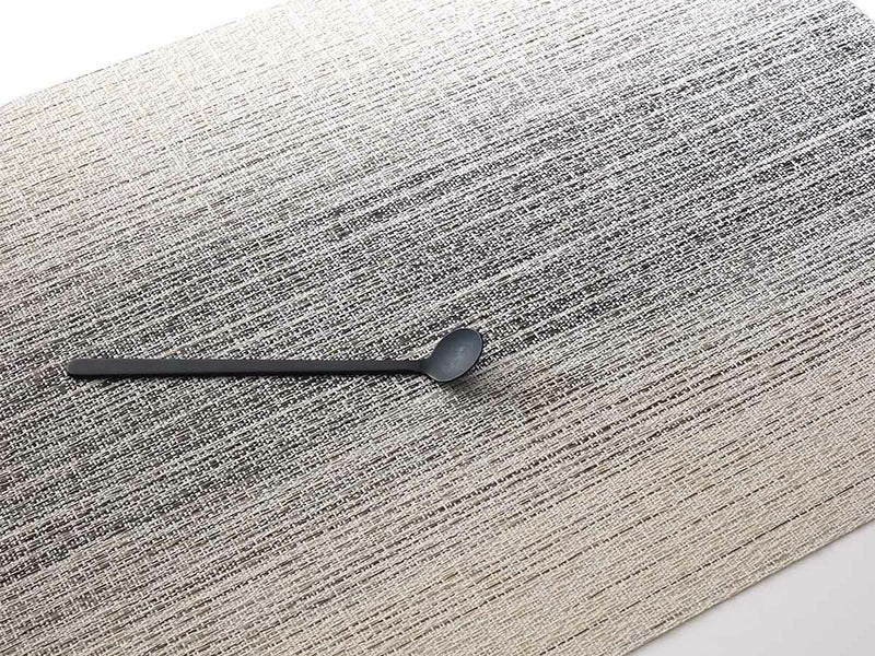 アイボリーとチャコールグレイの絣のグラデーションのランチョンマット