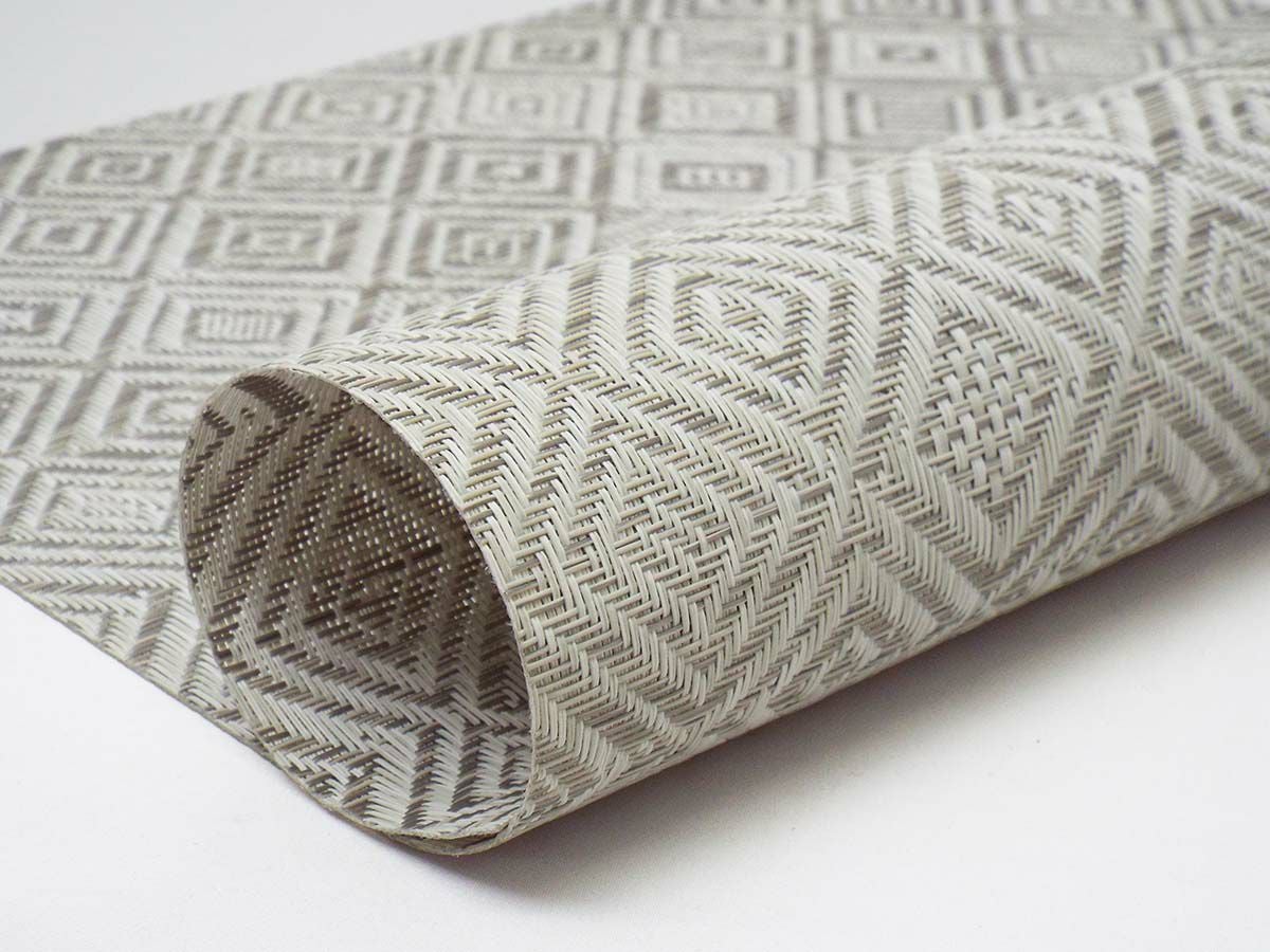 大きさやデザインが様々な擦れたダイヤモンドパターンのグレイのランチョンマット