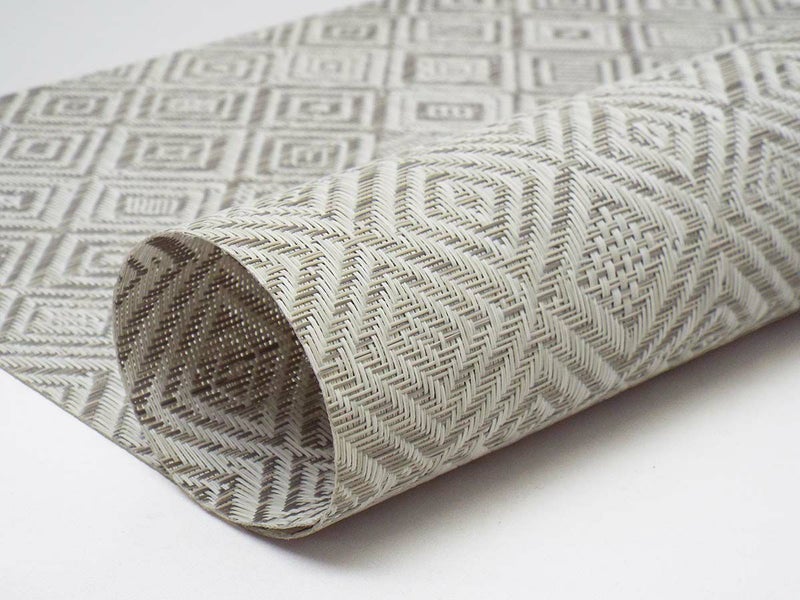 大きさやデザインが様々な擦れたダイヤモンドパターンのグレイのランチョンマット