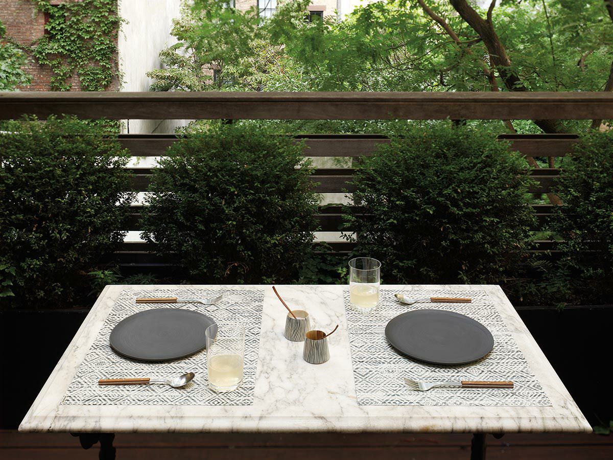 絣のダイヤモンドパターンのモノトーンのランチョンマット