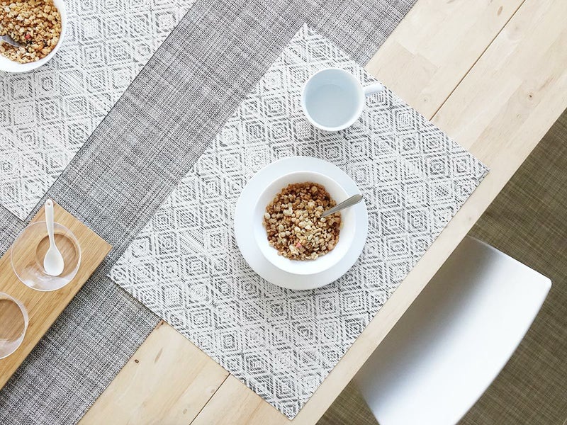 絣のダイヤモンドパターンのモノトーンのランチョンマット