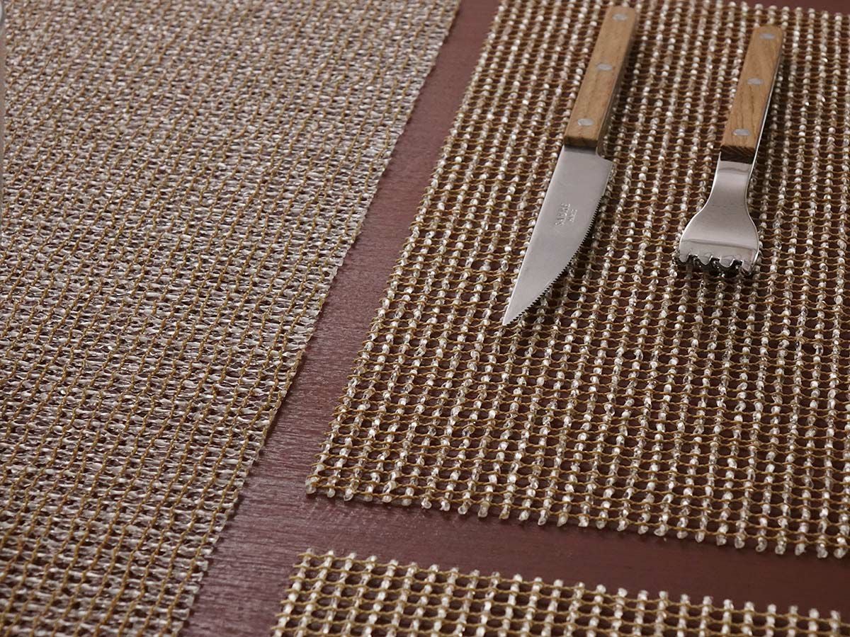 タテ糸とヨコ糸の間隔が広いゴールドのテーブルランナー