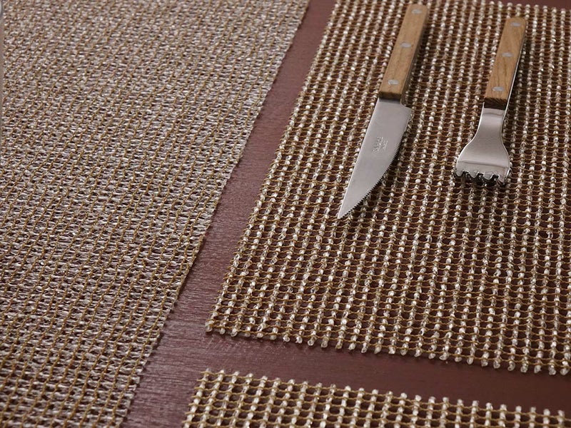 タテ糸とヨコ糸の間隔が広いゴールドのテーブルランナー