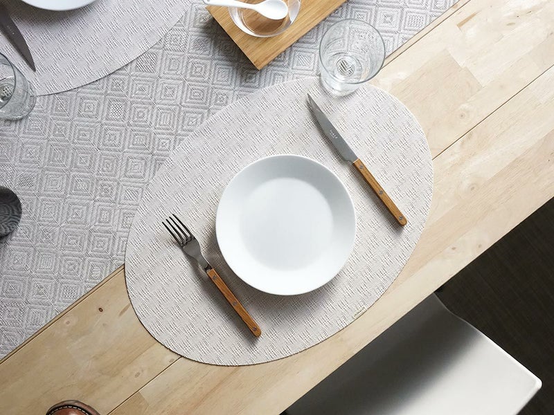 茶色のテーブルに合わせた白色のレースの市松模様の楕円形のランチョンマット