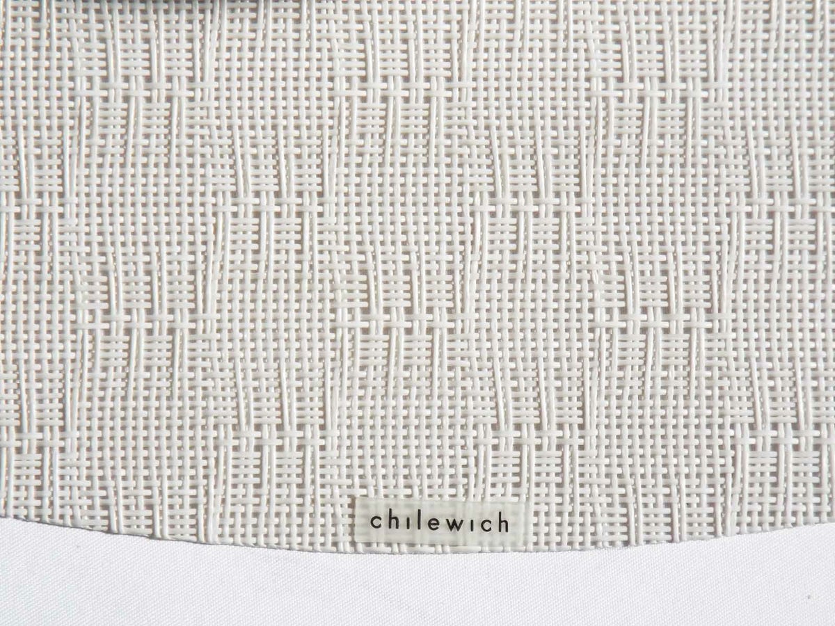 麻のようなベージュ色のレースの市松模様の楕円形のランチョンマット