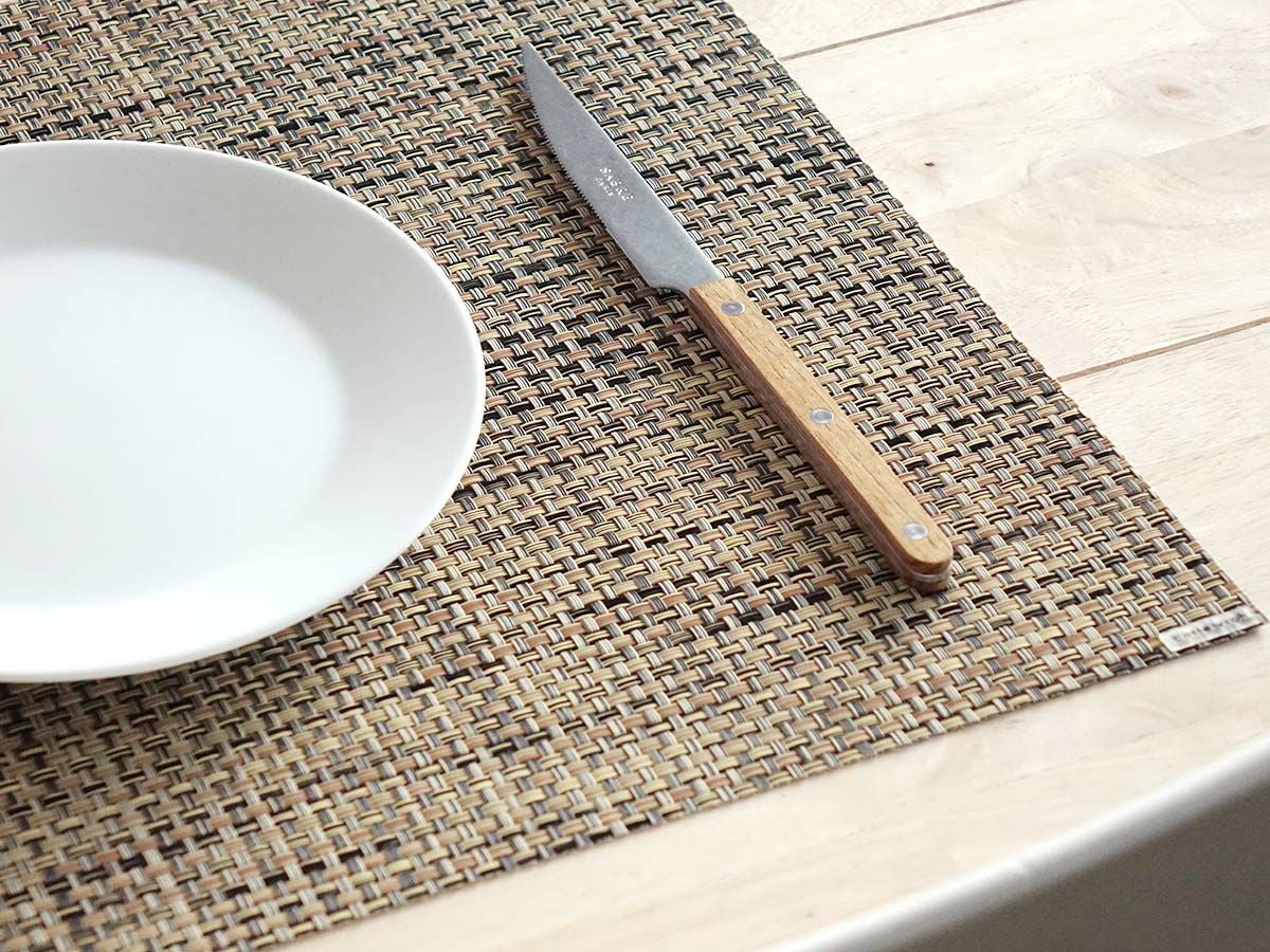 チルウィッチ・ランチョンマットのバスケットウィーブ柄のバーク色　