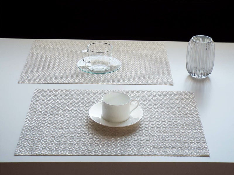 白のテーブルに映える真珠のような光沢のある白色で多面体のテクスチャーの長方形のランチョンマット