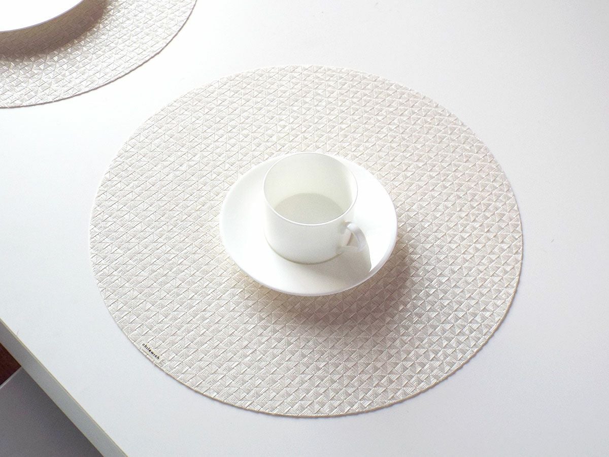 真珠のような光沢のある白色で多面体のテクスチャーの円形ランチョンマット