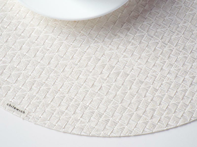 真珠のような光沢のある白色で多面体のテクスチャーの円形ランチョンマット