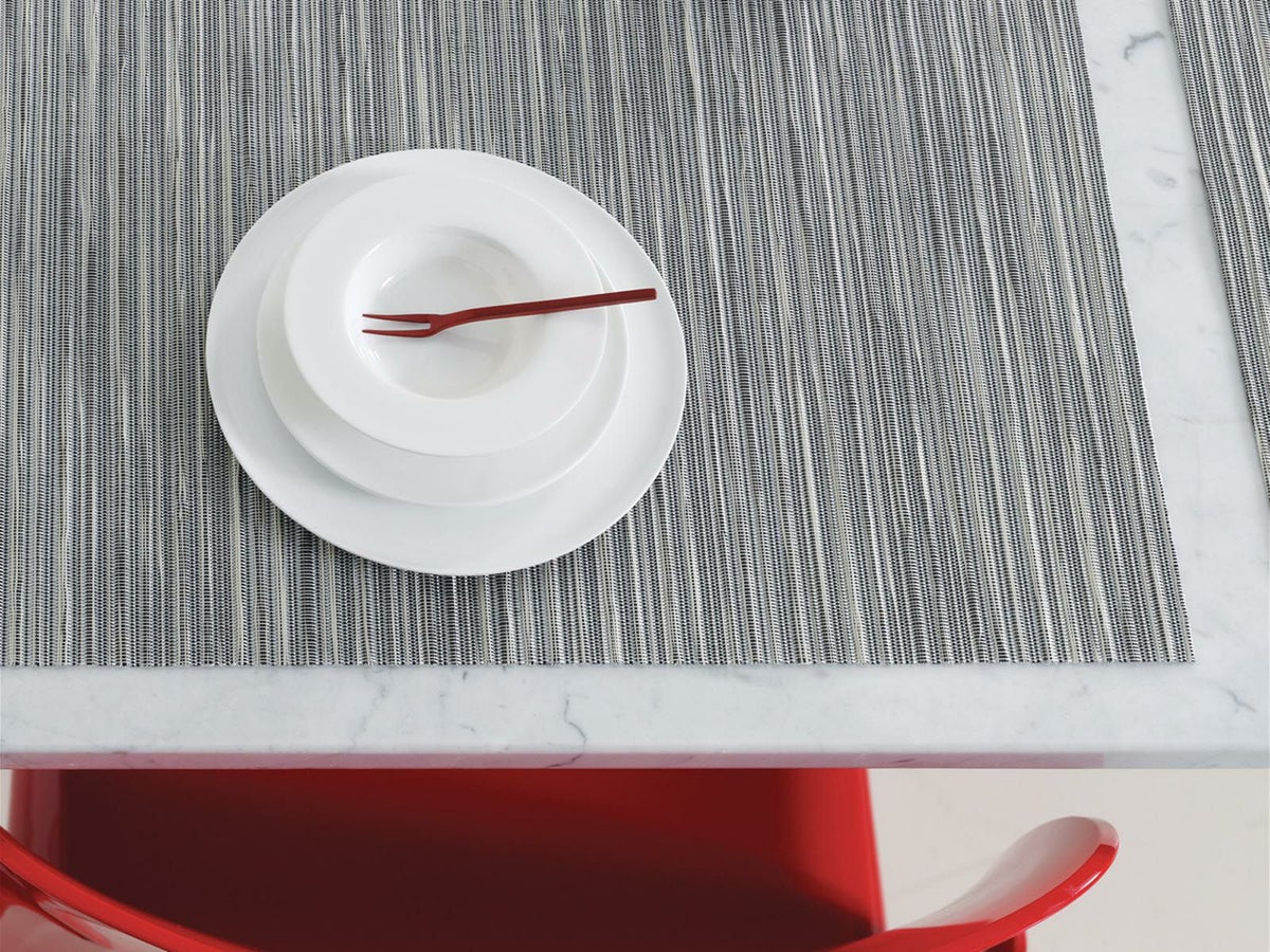 濃淡のグレージュのストライプが洋服のリブのように凹凸のあるテクスチャーを生み出す長方形のチルウィッチのランチョンマット