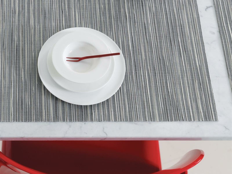 濃淡のグレージュのストライプが洋服のリブのように凹凸のあるテクスチャーを生み出す長方形のチルウィッチのランチョンマット