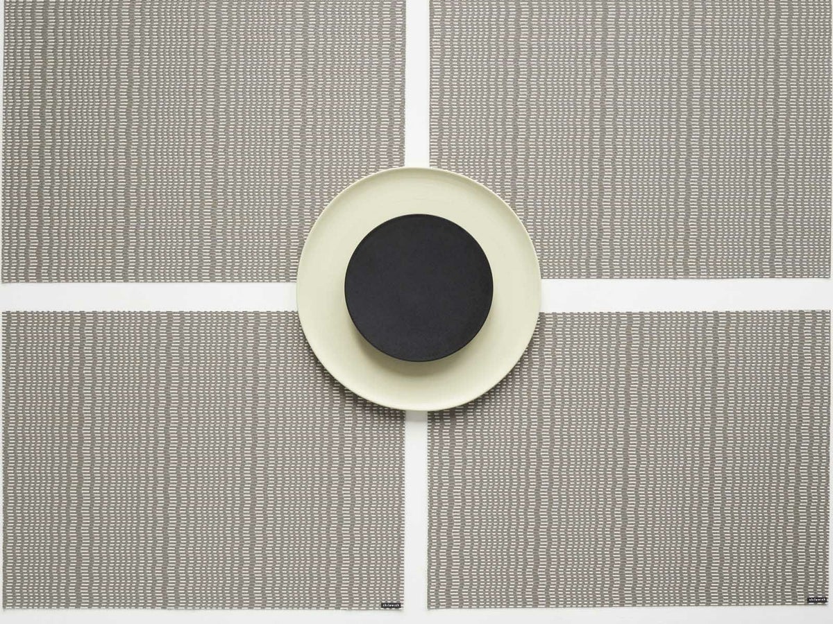 グレイのウネリのあるストライプのランチョンマット