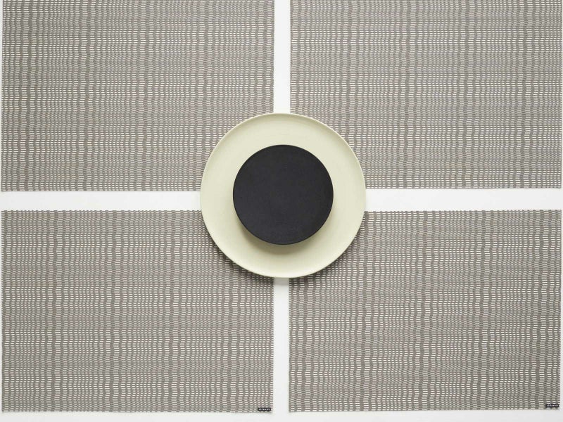 グレイのウネリのあるストライプのランチョンマット