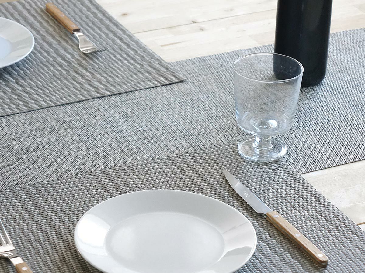 オークのテーブルに合わせたグレイのウネリのあるストライプのランチョンマット