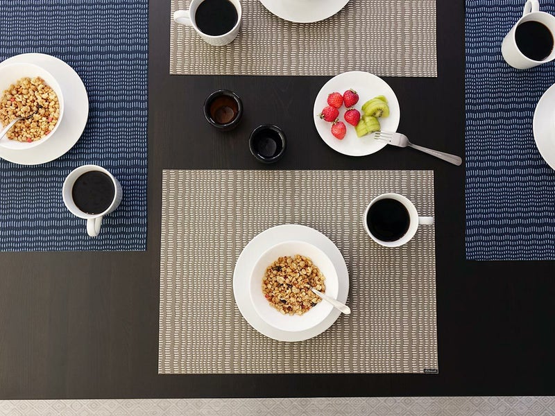 黒のテーブルに合わせたグレイのウネリのあるストライプのランチョンマット