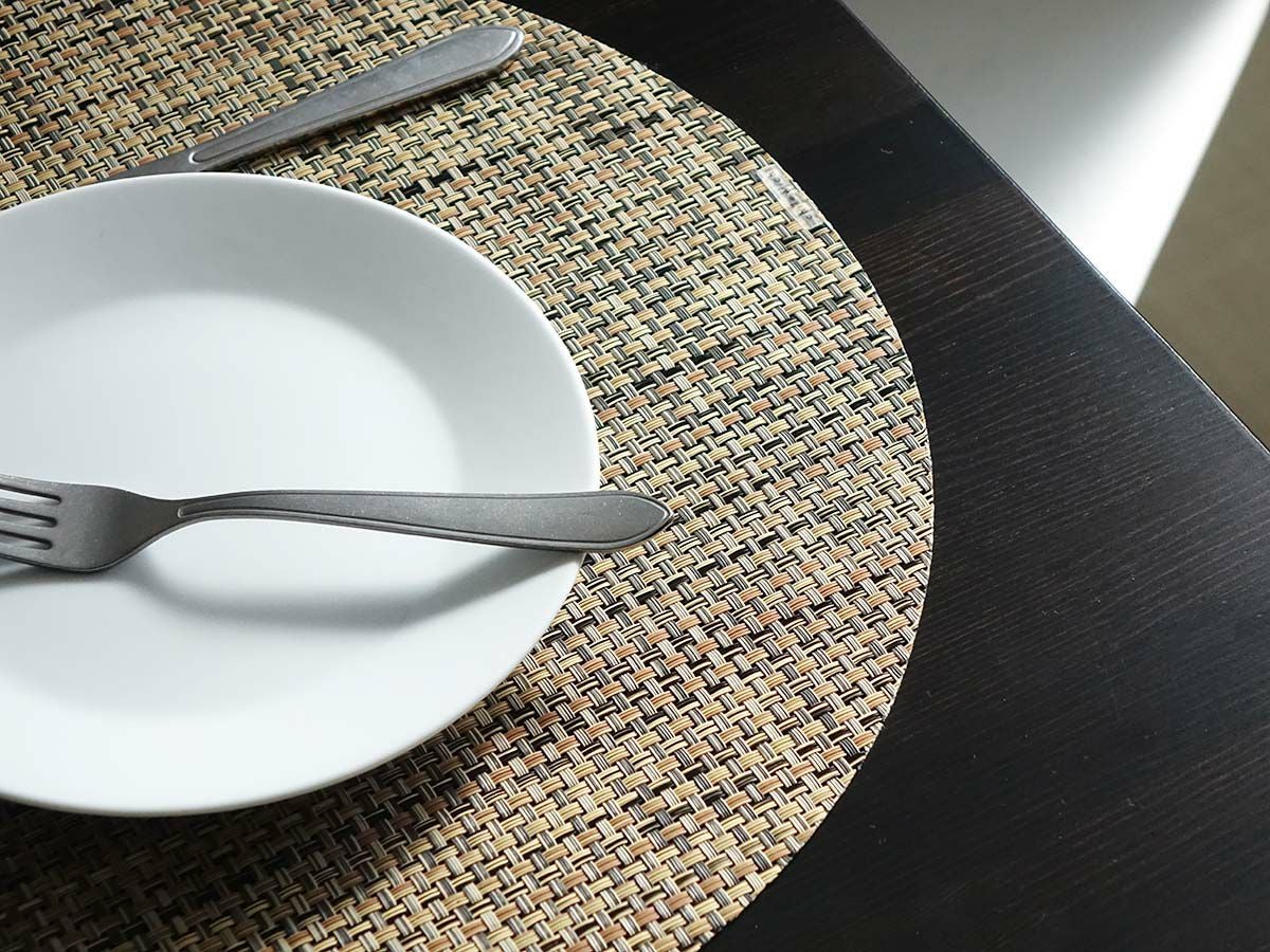 チルウィッチの円形ランチョンマット　バスケットウィーブ柄バーク色
